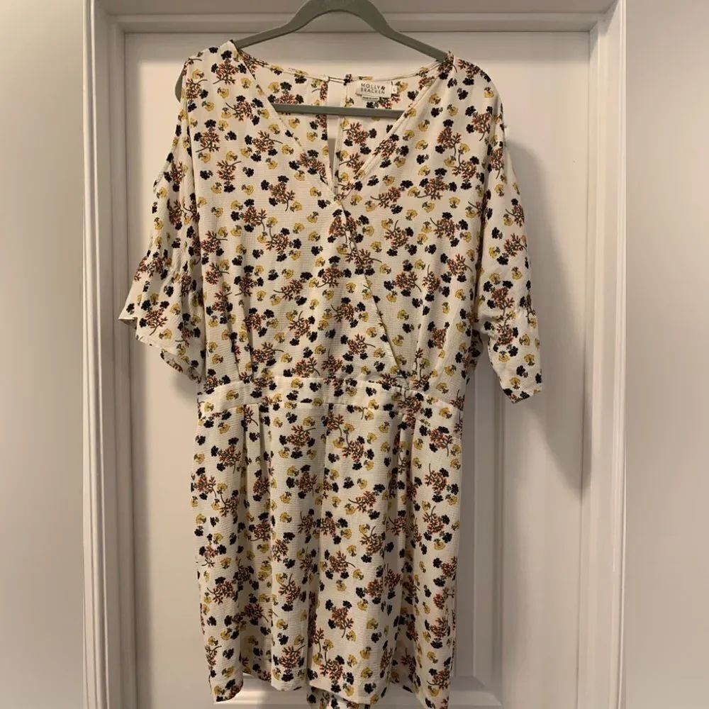 Molly Bracken Anthropologie Ecru Floral Print Romper Size Large Shoulder Outs